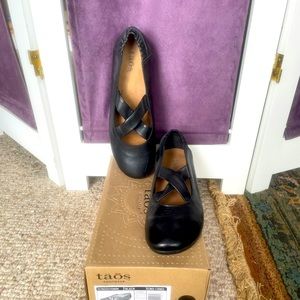Täos black cross cross strap MaryJane 7 1/2
